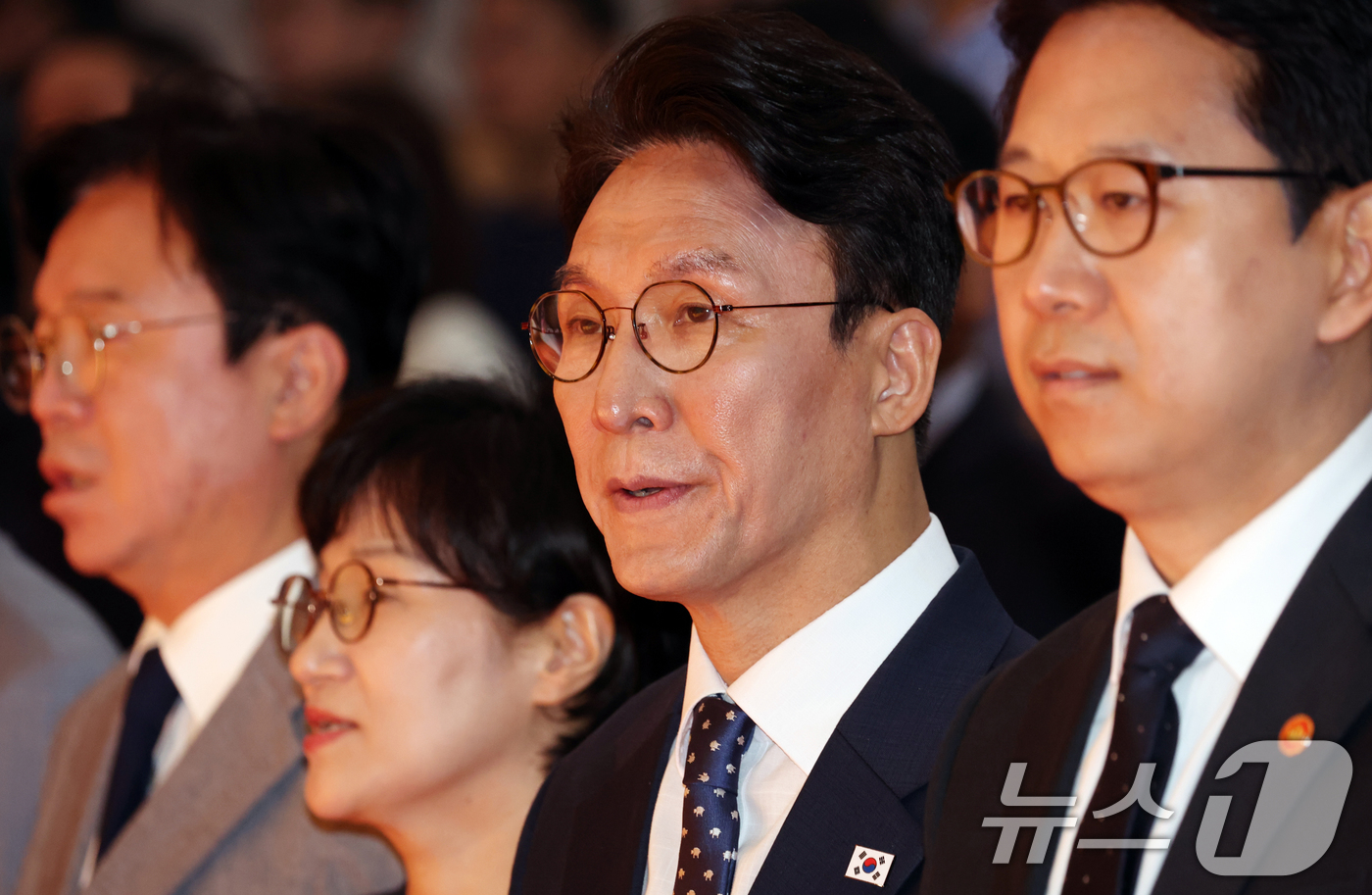 (서울=뉴스1) 김명섭 기자 = 김민석 국무총리가 1일 오전 서울 종로구 정부서울청사 별관에서 열린 이임식에서 애국가를 부르고 있다.  2026.7.1/뉴스1