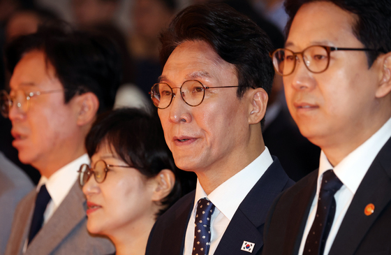 애국가 부르는 김민석 총리