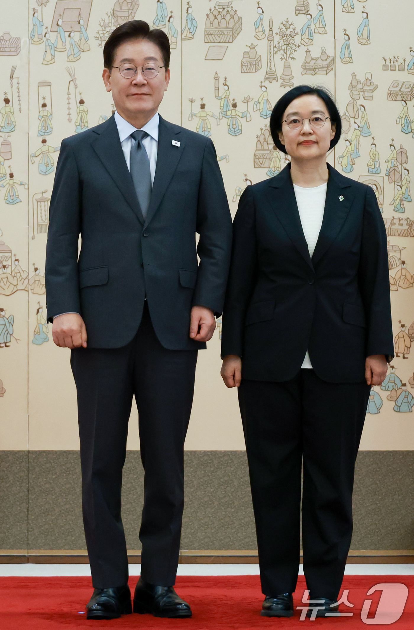 (서울=뉴스1) 이재명 기자 = 이재명 대통령이 1일 청와대에서 한성숙 국무총리에게 임명장을 수여한 후 기념촬영 하고 있다. (청와대통신사진기자단) 2026.7.1/뉴스1