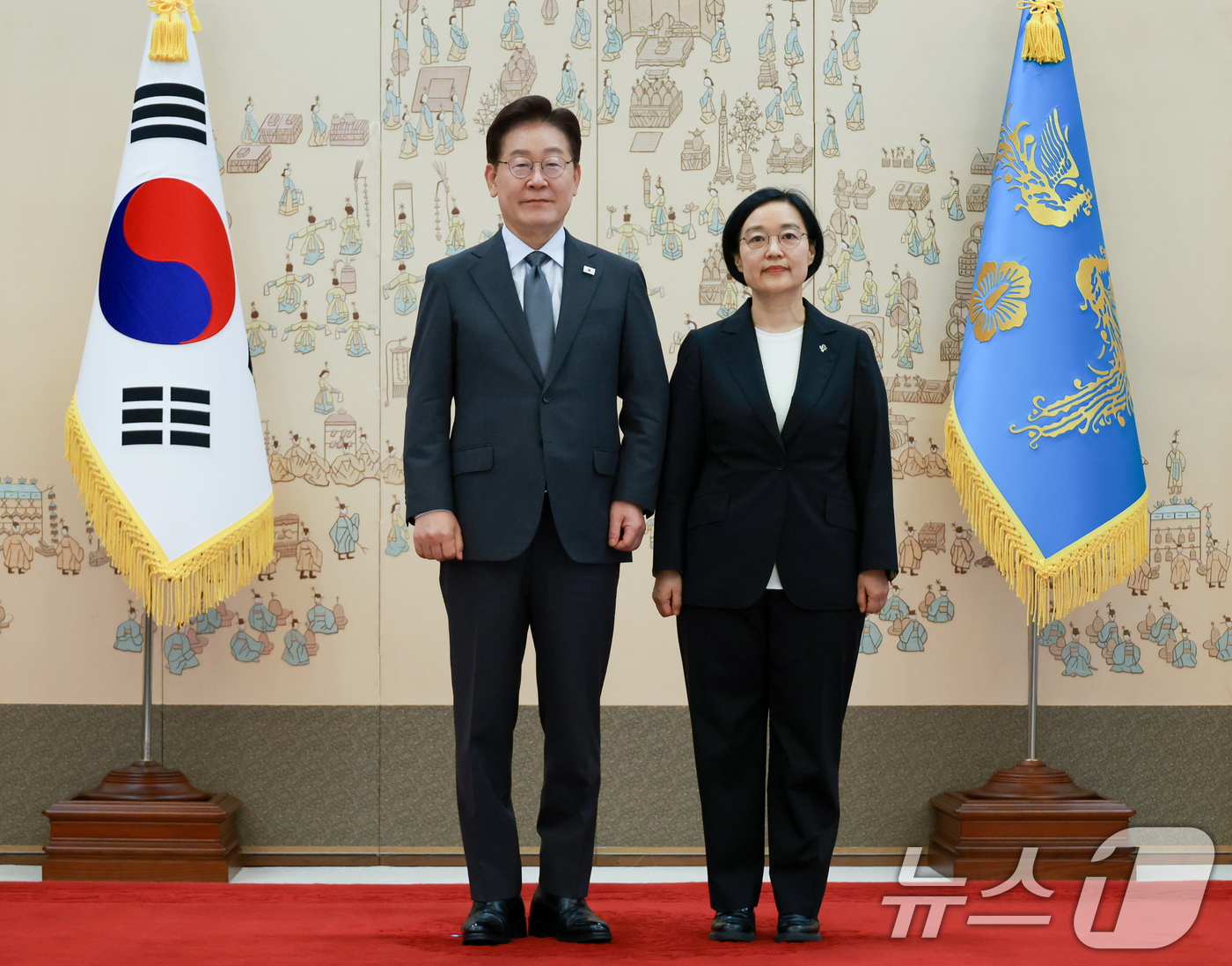 (서울=뉴스1) 이재명 기자 = 이재명 대통령이 1일 청와대에서 한성숙 국무총리에게 임명장을 수여한 후 기념촬영 하고 있다. (청와대통신사진기자단) 2026.7.1/뉴스1