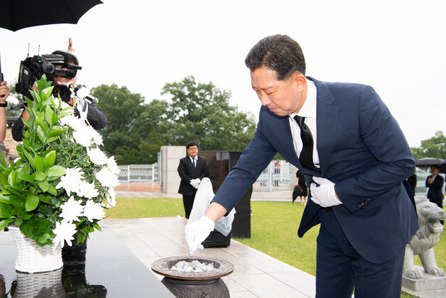 충혼탑 참배하는 김장호 구미시장