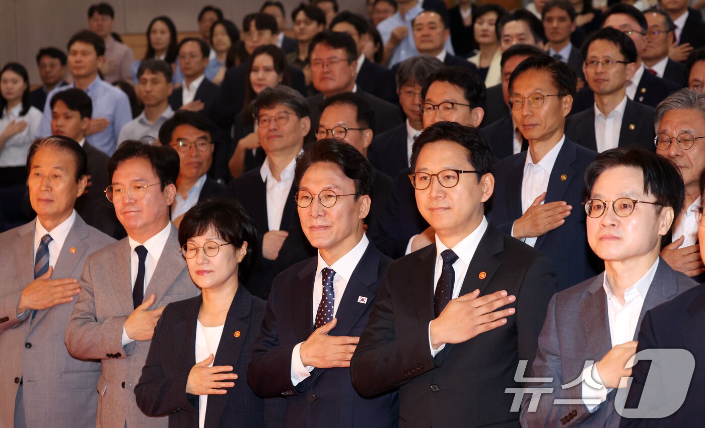 본문 이미지 - 김민석 국무총리와 장·차관들이 1일 오전 서울 종로구 정부서울청사 별관에서 열린 이임식에서 국기에 대한 경례를 있다. 2026.7.1 ⓒ 뉴스1 김명섭 기자