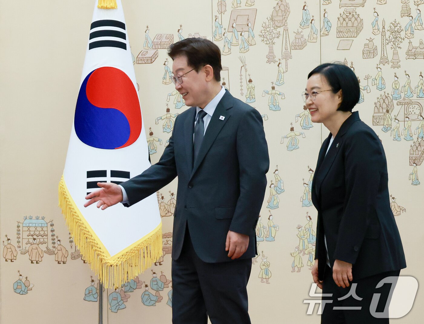 본문 이미지 - 이재명 대통령이 1일 청와대에서 한성숙 국무총리에게 임명장을 수여한 후 이동하고 있다. (청와대통신사진기자단) 2026.7.1 ⓒ 뉴스1 이재명 기자