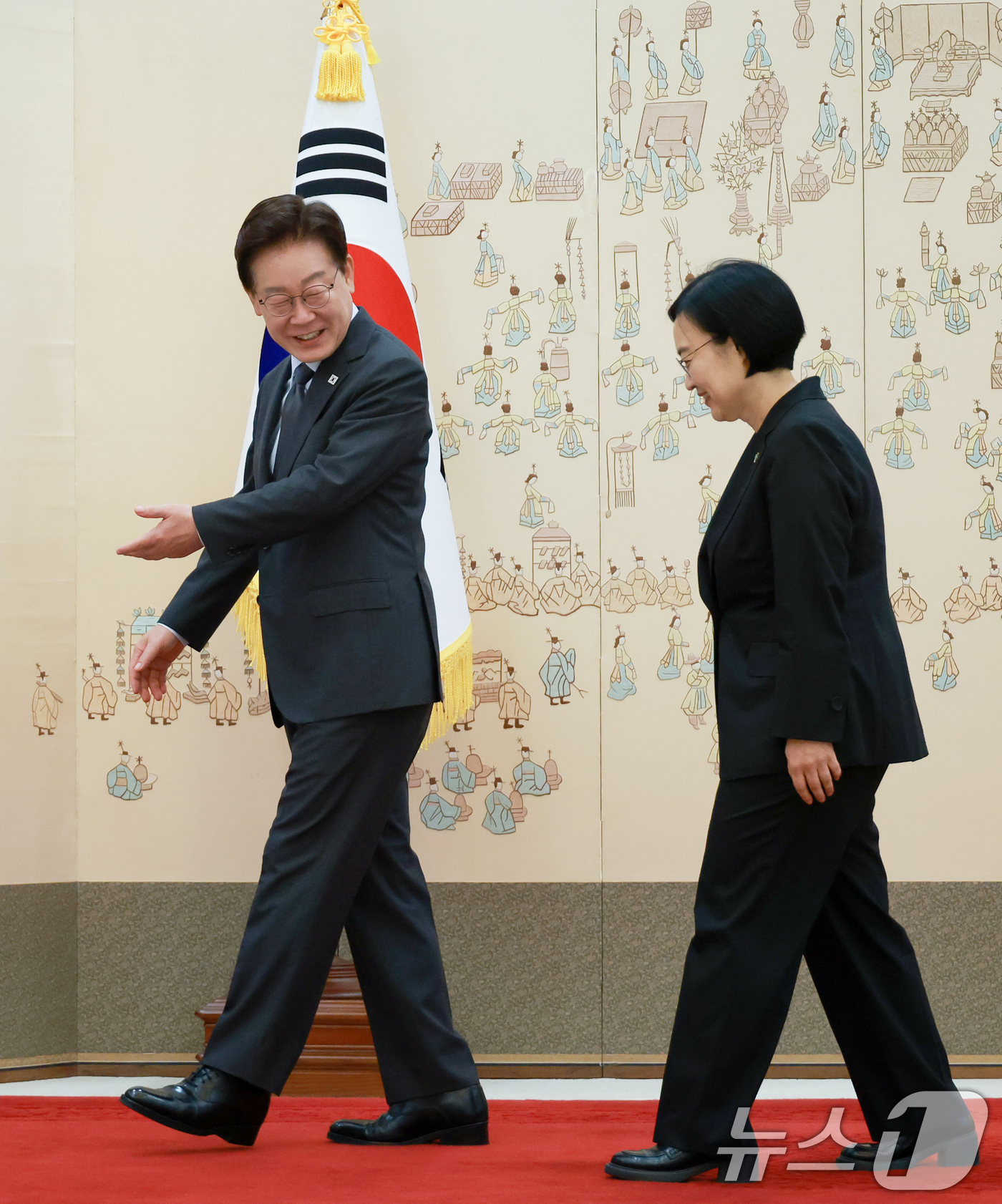 (서울=뉴스1) 이재명 기자 = 이재명 대통령이 1일 청와대에서 한성숙 국무총리에게 임명장을 수여한 후 이동하고 있다. (청와대통신사진기자단) 2026.7.1/뉴스1