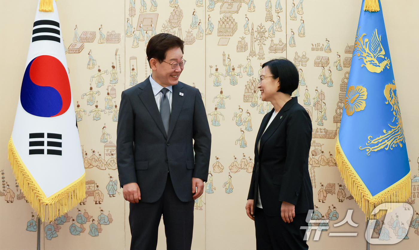 (서울=뉴스1) 이재명 기자 = 이재명 대통령이 1일 청와대에서 한성숙 국무총리에게 임명장을 수여한 후 대화를 하고 있다. (청와대통신사진기자단) 2026.7.1/뉴스1