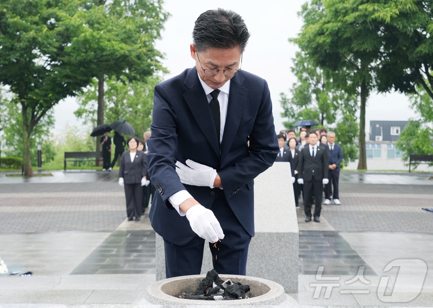 (영천=뉴스1) 정우용 기자 = 김병삼 경북 영천시장이 민선 9기 첫 일정으로 충혼탑 찾아 분향하고 있다.(영천시 제공. 재판매 및 DB금지) 2026.7.1/뉴스1