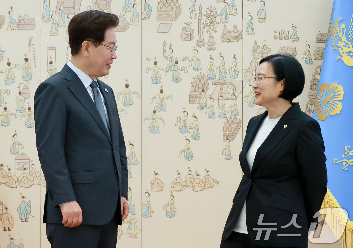 (서울=뉴스1) 이재명 기자 = 이재명 대통령이 1일 청와대에서 한성숙 국무총리에게 임명장을 수여한 후 대화를 하고 있다. (청와대통신사진기자단) 2026.7.1/뉴스1
