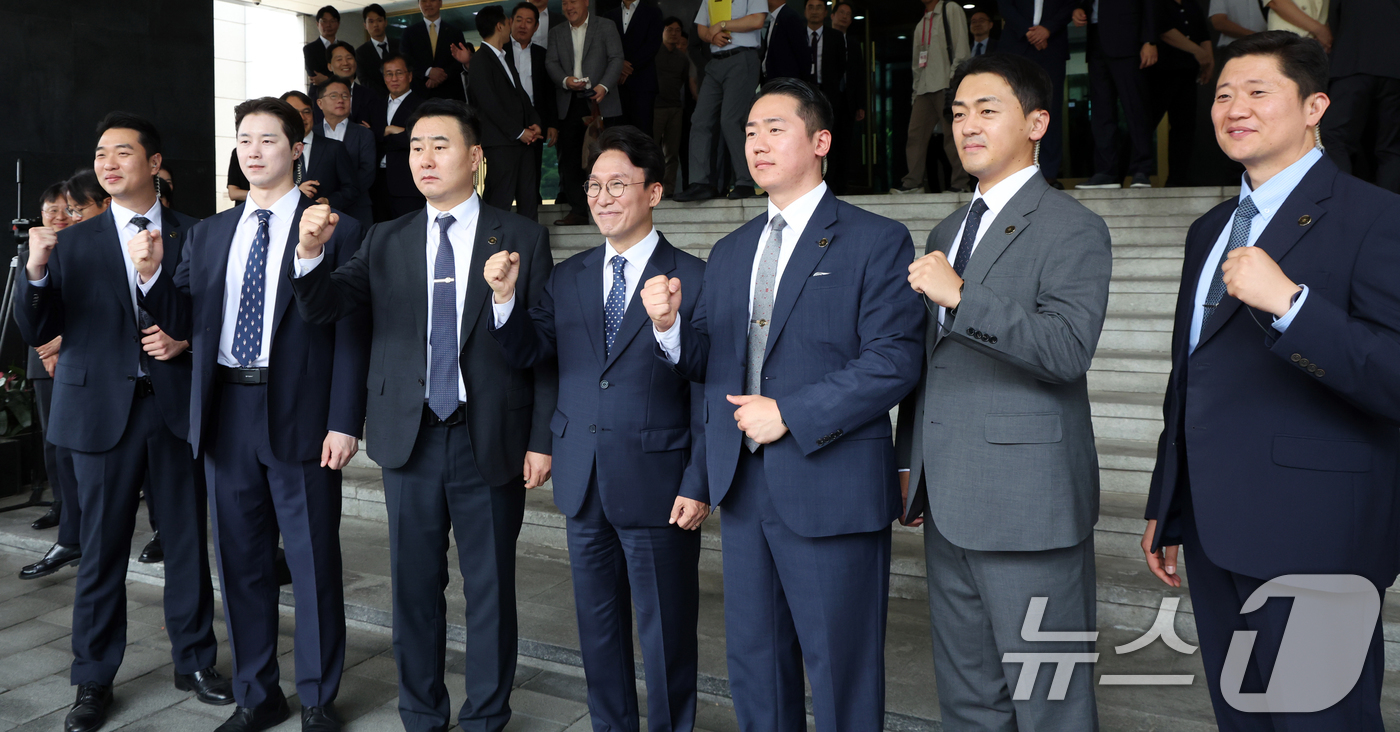 (서울=뉴스1) 김명섭 기자 = 김민석 국무총리가 1일 오전 서울 종로구 세종대로 정부서울청사에서 이임식을 마치고 경호원들과 기념촬영을 하고 있다.  2026.7.1/뉴스1