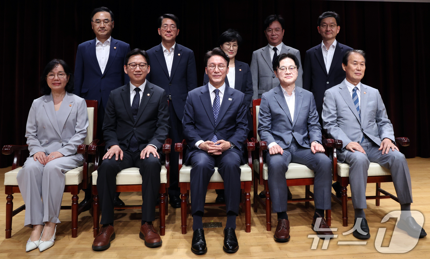 (서울=뉴스1) 김명섭 기자 = 김민석 국무총리가 1일 오전 서울 종로구 정부서울청사 별관에서 열린 이임식에서 장관들과 기념촬영을 하고 있다.  2026.7.1/뉴스1