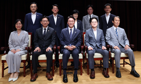 기념촬영하는 김민석 총리