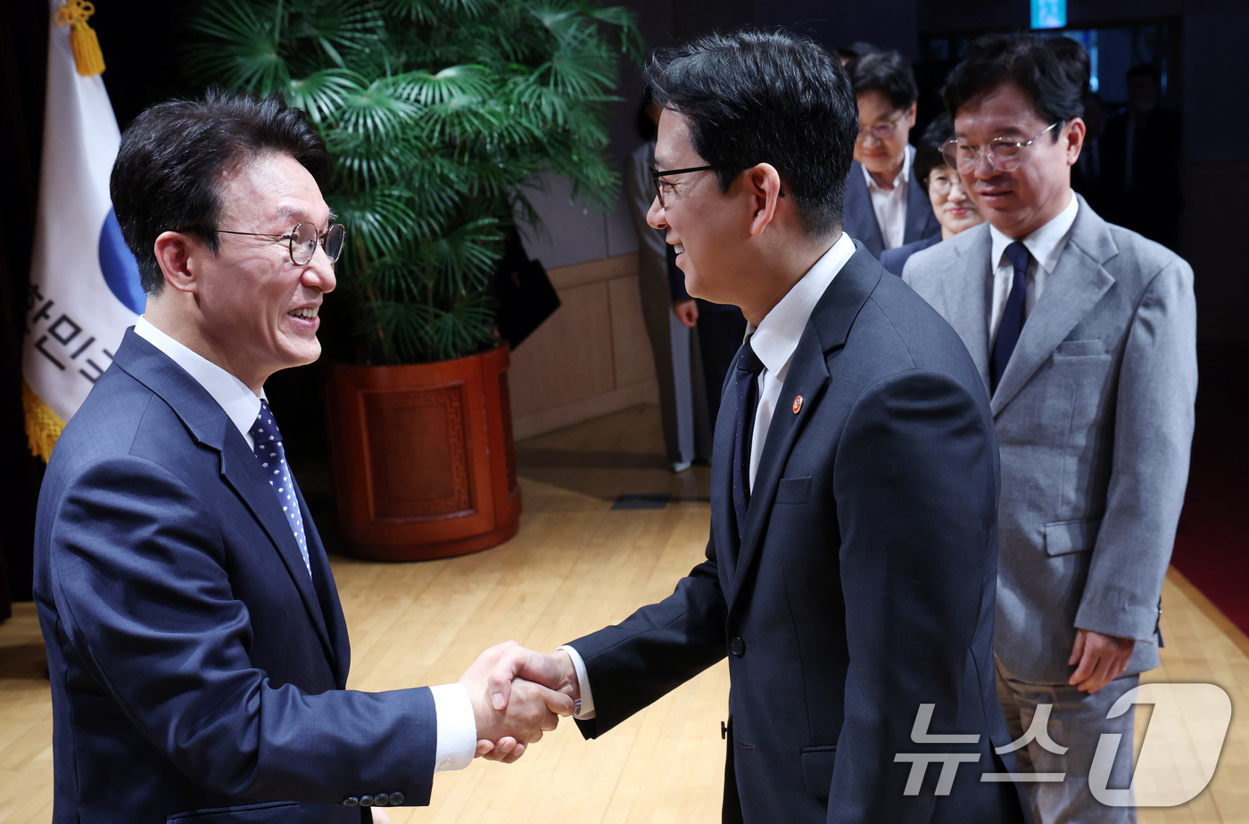 (서울=뉴스1) 김명섭 기자 = 김민석 국무총리가 1일 오전 서울 종로구 정부서울청사 별관에서 열린 이임식에서 배경훈 부총리겸 과학기술정보통신부 장관 등과 인사를 하고 있다.  2 …