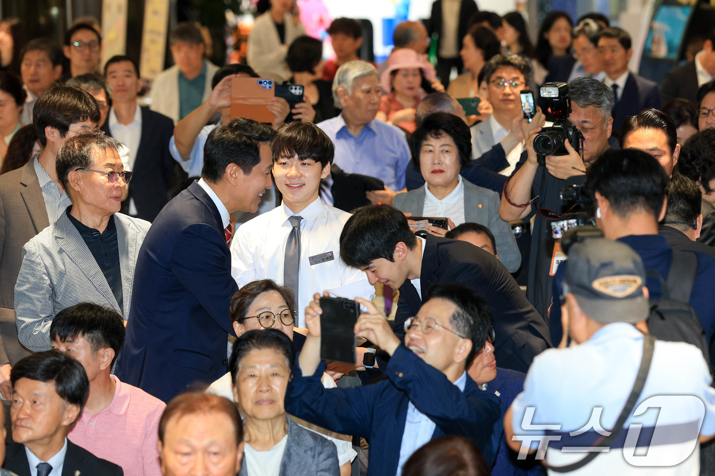(서울=뉴스1) 안은나 기자 = 민선 9기 서울시정을 이끌게 된 오세훈 시장이 1일 시청에서 제40대 서울특별시장 취임식에 앞서 시민들과 인사를 나누고 있다. (공동취재) 2026 …