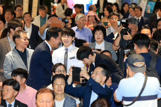 '제40대 서울시장' 오세훈, 시민들과 인사