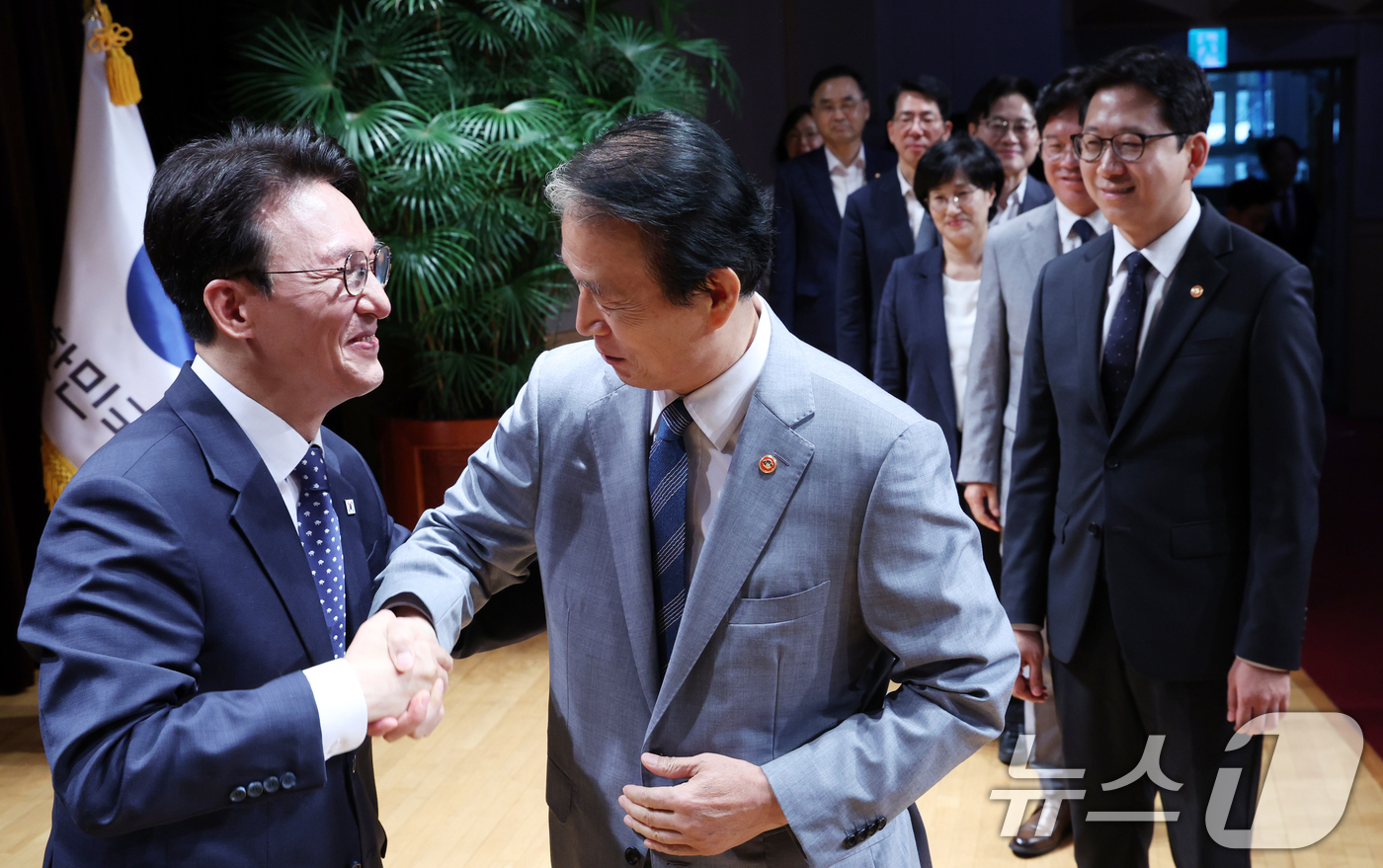 (서울=뉴스1) 김명섭 기자 = 김민석 국무총리가 1일 오전 서울 종로구 정부서울청사 별관에서 열린 이임식에서 권오을 국가보훈부 장관 등과 인사를 하고 있다.  2026.7.1/뉴 …
