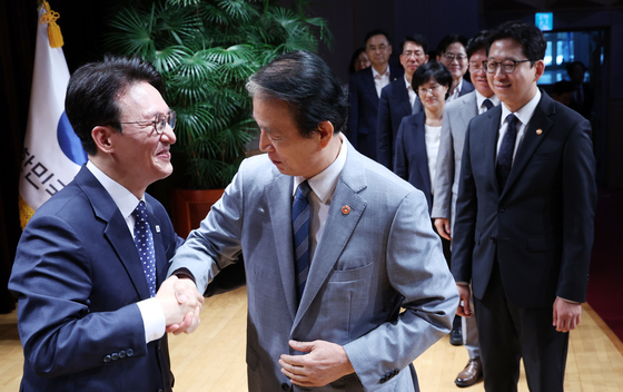 권오을 국가보훈부 장관과 인사하는 김민석 총리