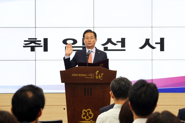 '20년 만의 연임' 신영재 홍천군수, 취임식 없이 공식 업무 착수