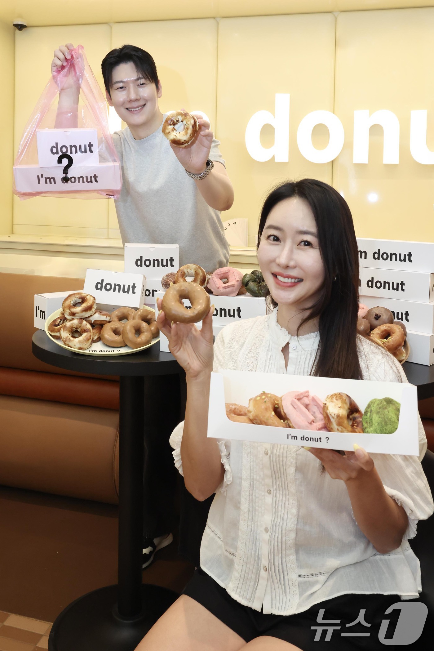 (서울=뉴스1) = 1일 서울 신세계백화점 강남점에서 모델들이 일본 생도넛 전문 브랜드 '아임도넛’을 소개하고 있다.아임도넛은 백화점이나 쇼핑몰 등 유통시설에 입점하지 않는 브랜드 …