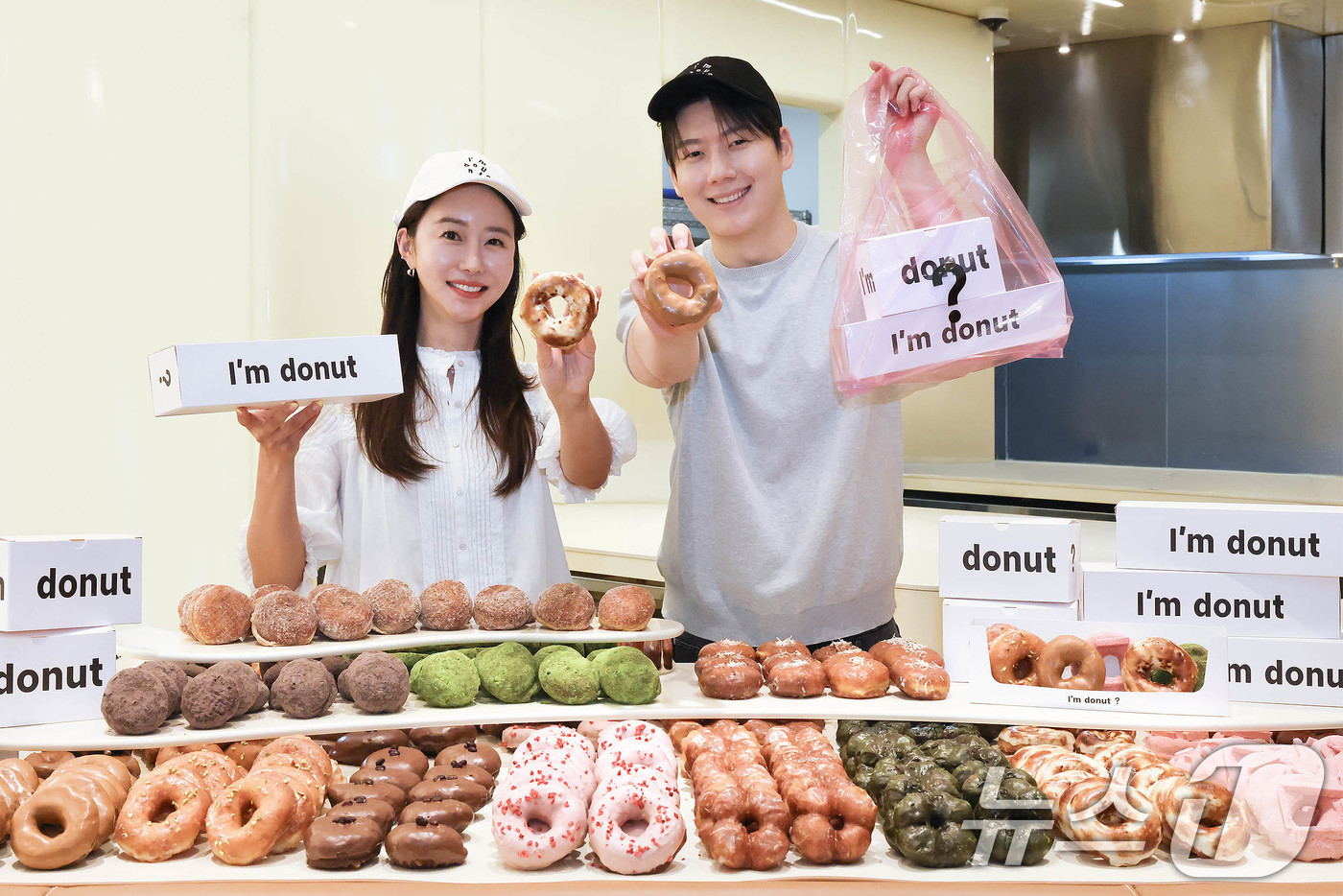 (서울=뉴스1) = 1일 서울 신세계백화점 강남점에서 모델들이 일본 생도넛 전문 브랜드 '아임도넛’을 소개하고 있다.아임도넛은 백화점이나 쇼핑몰 등 유통시설에 입점하지 않는 브랜드 …