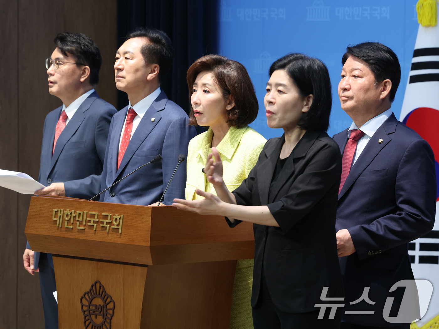 (서울=뉴스1) 황기선 기자 = 국민의힘 윤상현(왼쪽부터), 김기현, 나경원, 권영진 의원이 1일 오전 서울 여의도 국회 소통관에서 ‘권창영 종합특검팀의 야당 국회의원 탄압수사 규 …