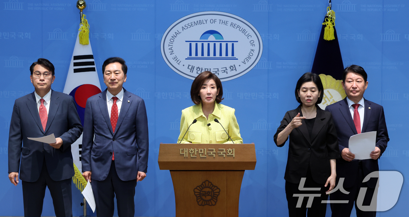 (서울=뉴스1) 황기선 기자 = 국민의힘 윤상현(왼쪽부터), 김기현, 나경원, 권영진 의원이 1일 오전 서울 여의도 국회 소통관에서 ‘권창영 종합특검팀의 야당 국회의원 탄압수사 규 …