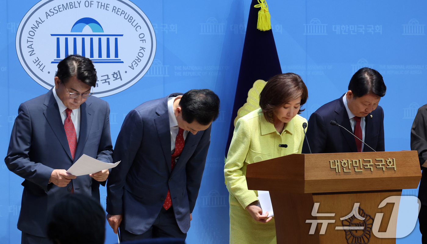 (서울=뉴스1) 황기선 기자 = 국민의힘 윤상현(왼쪽부터), 김기현, 나경원, 권영진 의원이 1일 오전 서울 여의도 국회 소통관에서 ‘권창영 종합특검팀의 야당 국회의원 탄압수사 규 …