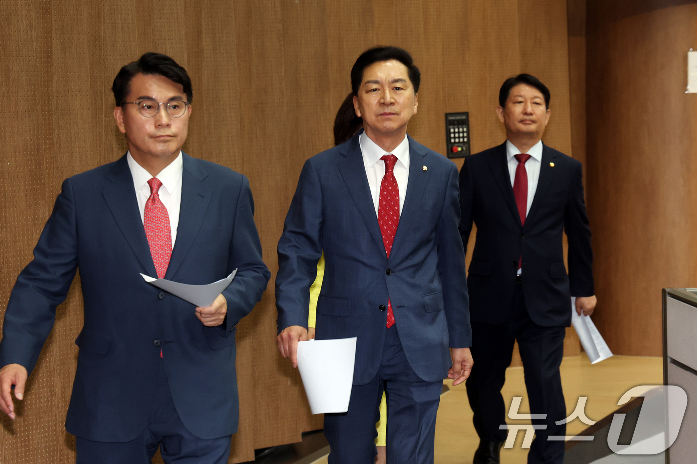 (서울=뉴스1) 황기선 기자 = 국민의힘 윤상현(왼쪽부터), 김기현,  권영진 의원이 1일 오전 서울 여의도 국회 소통관에서 ‘권창영 종합특검팀의 야당 국회의원 탄압수사 규탄’ 기 …