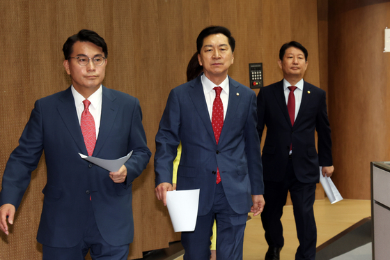 기자회견 마치고 퇴장하는 국민의힘 의원들