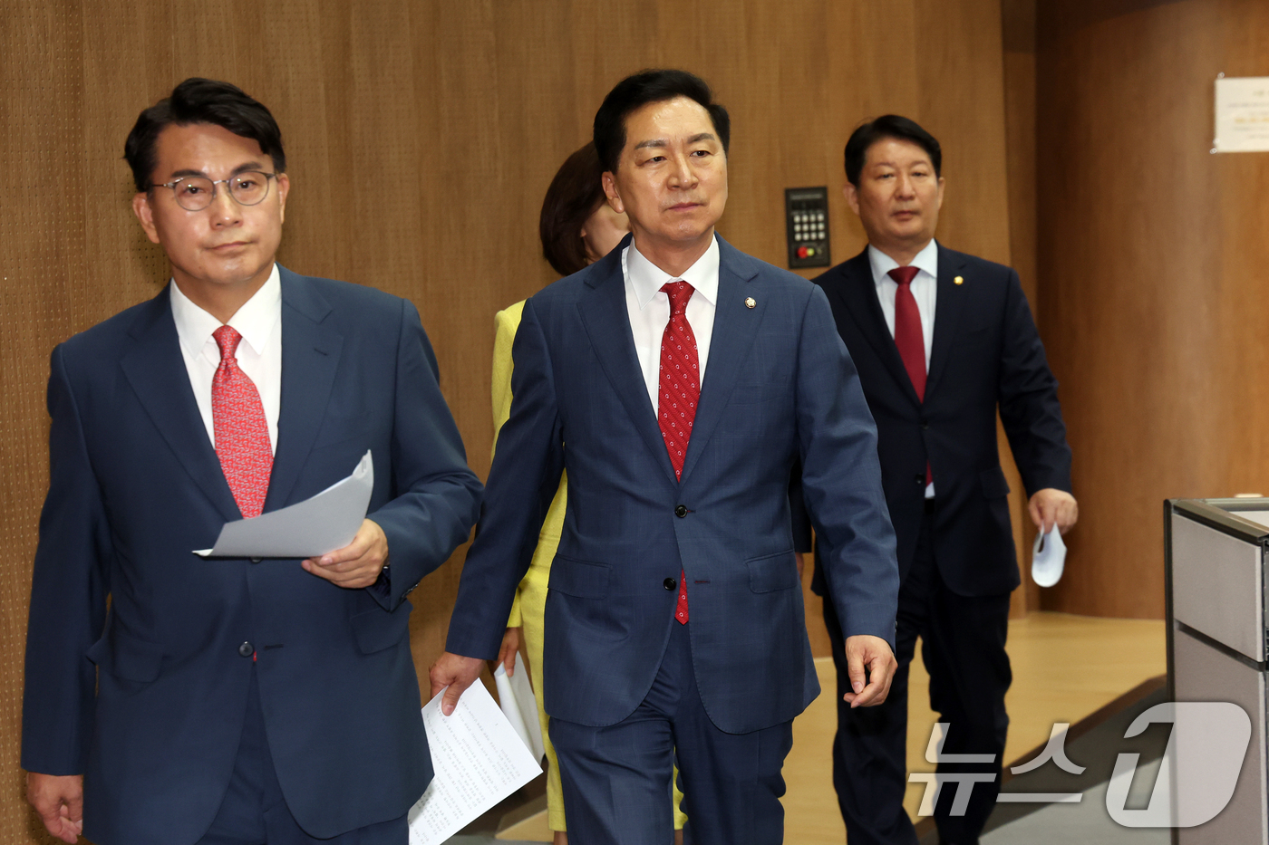 (서울=뉴스1) 황기선 기자 = 국민의힘 윤상현(왼쪽부터), 김기현,  권영진 의원이 1일 오전 서울 여의도 국회 소통관에서 ‘권창영 종합특검팀의 야당 국회의원 탄압수사 규탄’ 기 …