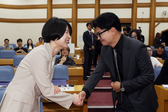 악수나누는 한동훈·한지아
