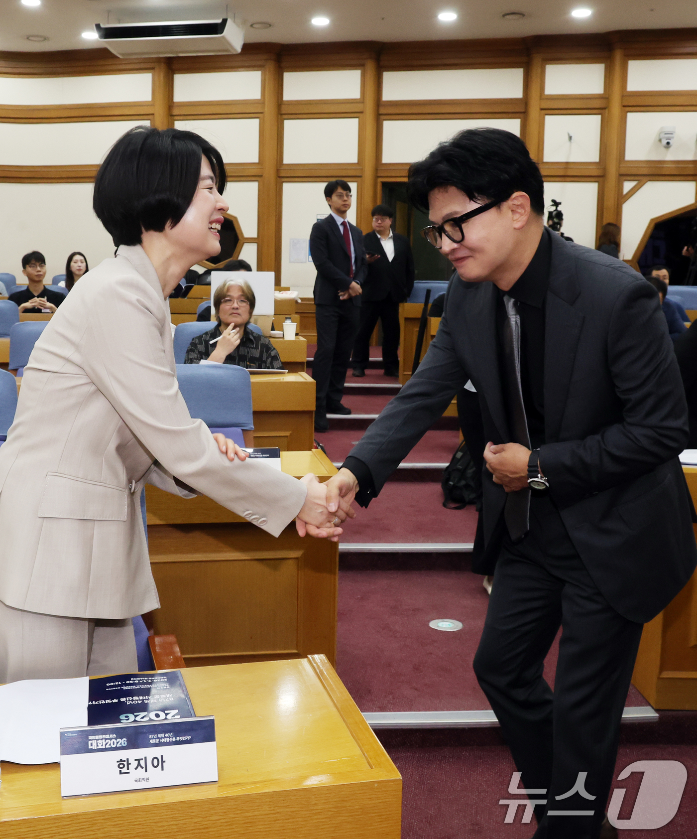 (서울=뉴스1) 황기선 기자 = 한동훈 무소속 의원과 한지아 국민의힘 의원이 1일 오전 서울 여의도 국회 의원회관에서 열린 '국민통합컨센서스 대화 2026'에서 악수를 나누고 있다 …