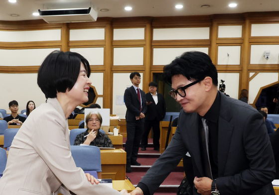악수나누는 한동훈·한지아