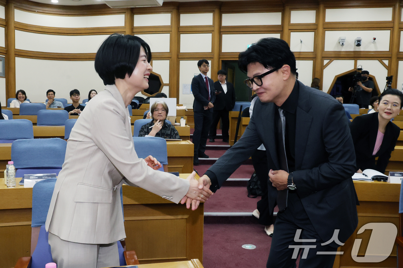 (서울=뉴스1) 황기선 기자 = 한동훈 무소속 의원과 한지아 국민의힘 의원이 1일 오전 서울 여의도 국회 의원회관에서 열린 '국민통합컨센서스 대화 2026'에서 악수를 나누고 있다 …