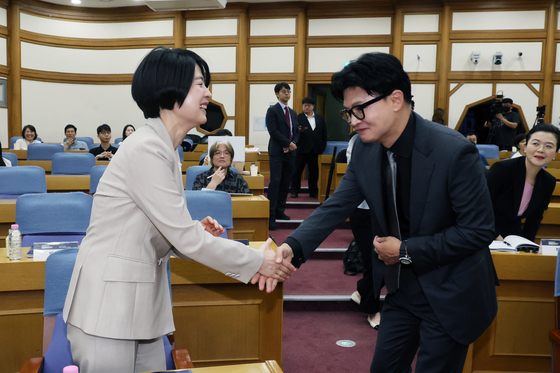 한동훈 의원과 악수하는 한지아 국민의힘 의원