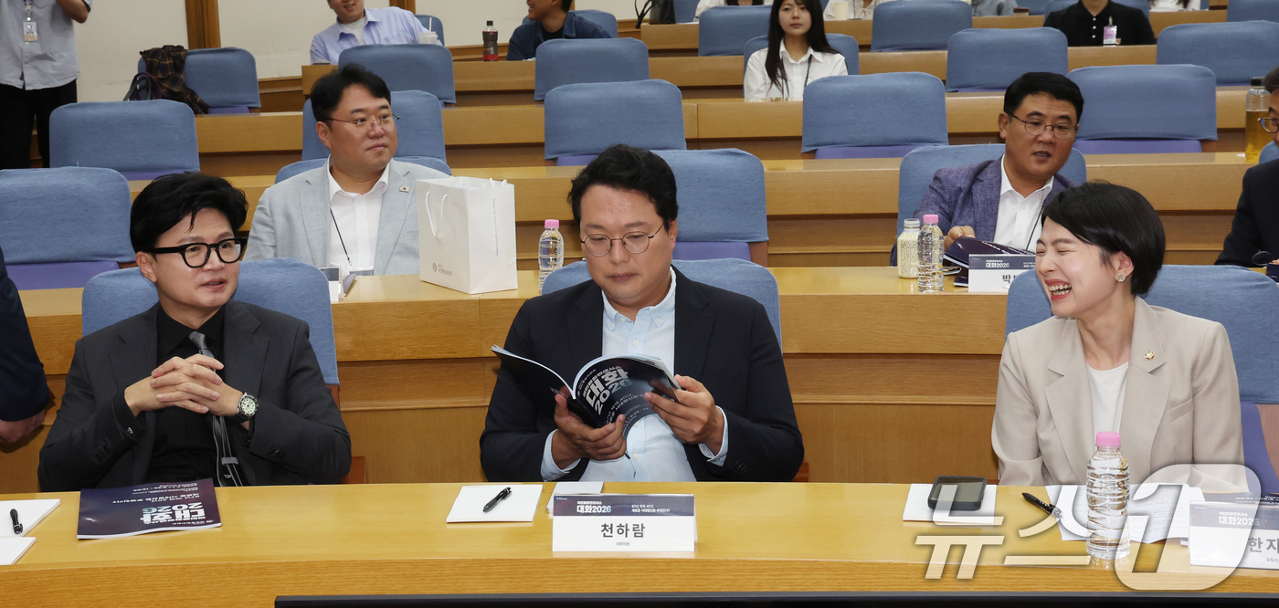 (서울=뉴스1) 황기선 기자 = 한동훈 무소속 의원(왼쪽부터)과 천하람 개혁신당 원내대표, 한지아 국민의힘 의원이 1일 오전 서울 여의도 국회 의원회관에서 열린 '국민통합컨센서스 …