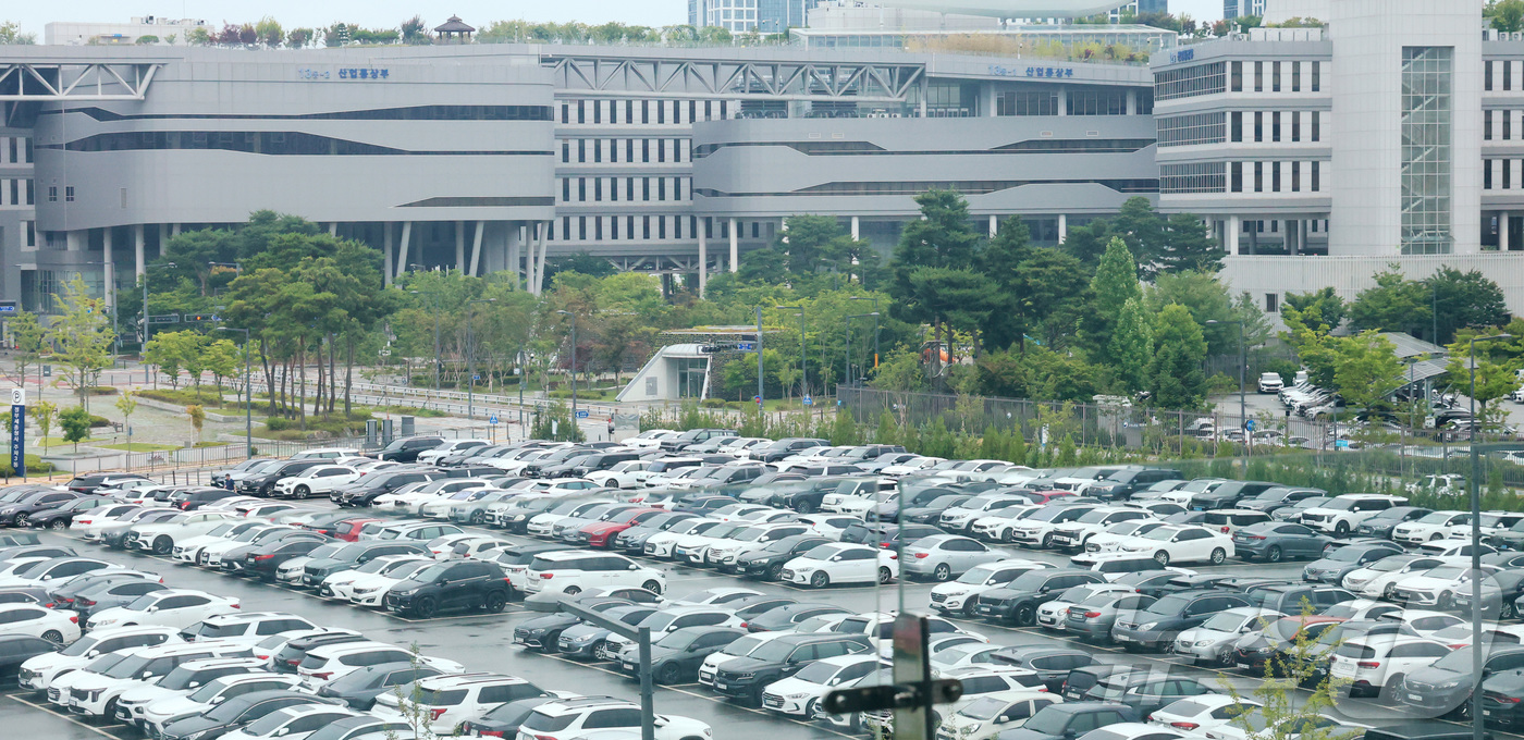 (세종=뉴스1) 김기남 기자 = 원유 자원안보 위기경보를 '경계'에서 '주의'로 낮추며 공공부문 차량 운행 제한 조치가 해제된 1일 세종시 정부세종청가 주차장에 차량들이 만차로 …