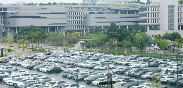 공공부문 차량 2부제 전면 해제, 차량으로 가득찬 정부세종청사