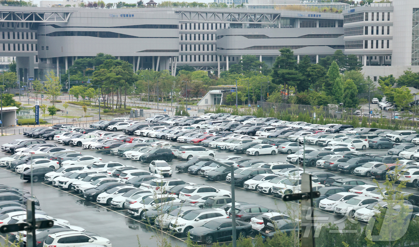 (세종=뉴스1) 김기남 기자 = 원유 자원안보 위기경보를 '경계'에서 '주의'로 낮추며 공공부문 차량 운행 제한 조치가 해제된 1일 세종시 정부세종청가 주차장에 차량들이 만차로 …