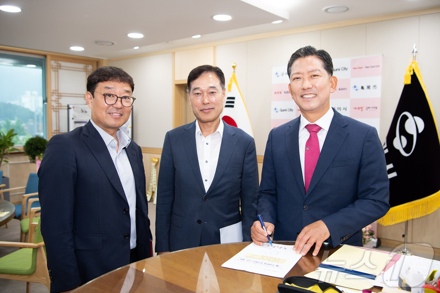 (구미=뉴스1) 정우용 기자 = 김장호 구미시장이 1일 경북 구미시청에서 반도체 소재 외 4개사에서 9000억원을 투자해 인력 600여명을 신규 고용하는 내용을 담은  민선 9기 …