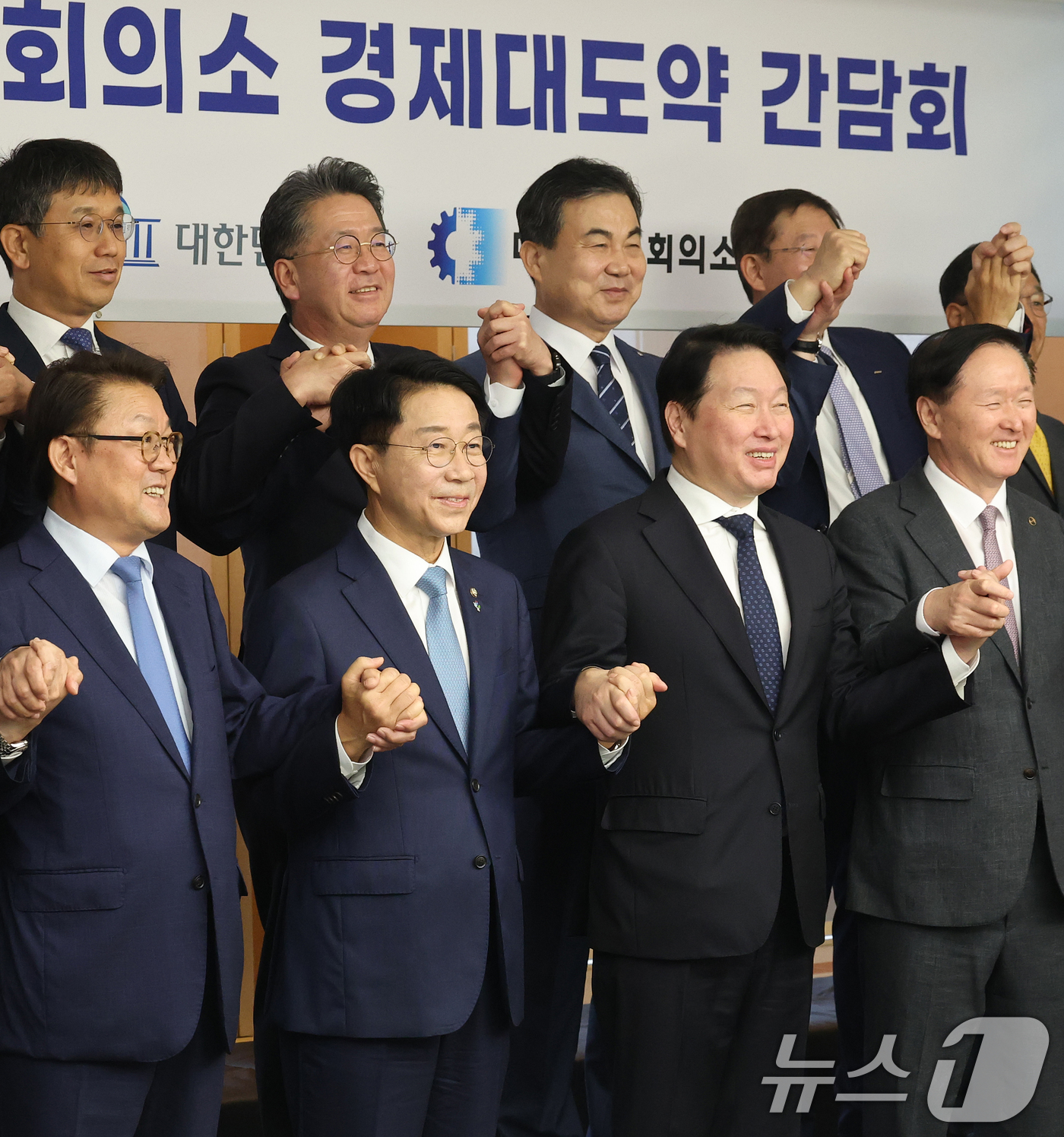 (서울=뉴스1) 오대일 기자 = 조정식 국회의장(앞줄 왼쪽 두번째)과 최태원 대한상의 회장(세번째)이 1일 오전 서울 중구 대한상공회의소 회관에서 열린 경제대도약 간담회에서 참석자 …