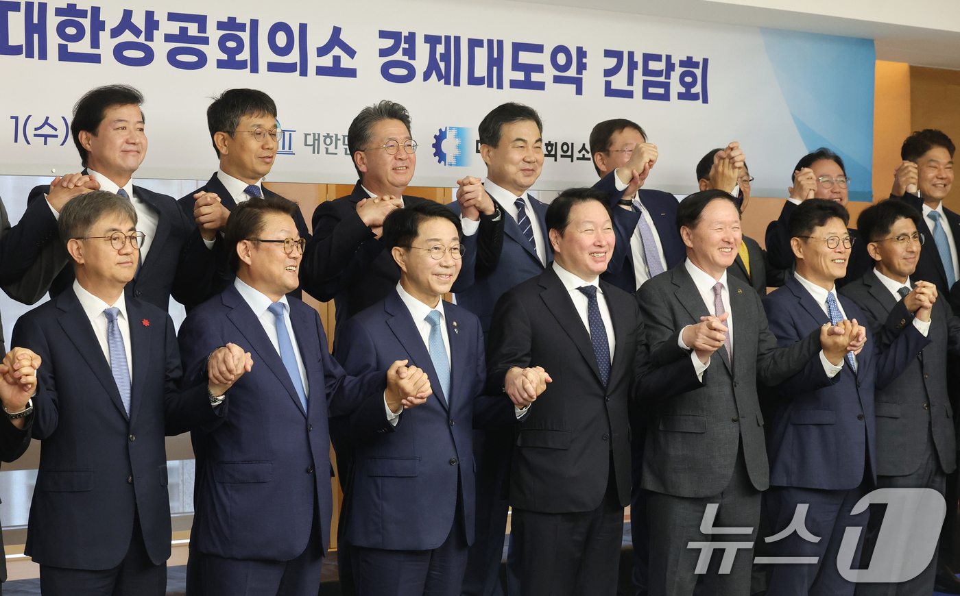 (서울=뉴스1) 오대일 기자 = 조정식 국회의장(앞줄 왼쪽 세번째)과 최태원 대한상의 회장(네번째)이 1일 오전 서울 중구 대한상공회의소 회관에서 열린 경제대도약 간담회에서 참석자 …