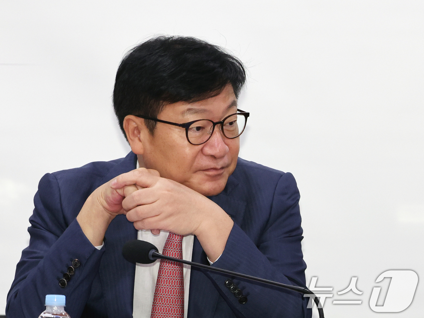 (서울=뉴스1) 황기선 기자 = 정점식 국민의힘 원내대표가 1일 오전 서울 여의도 국회 의원회관에서 열린 ‘상속세 개편의 경제적 효과’ 토론회에서 생각에 잠겨 있다.  2026.7 …