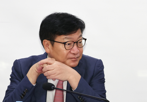 생각에 잠긴 정점식 원내대표