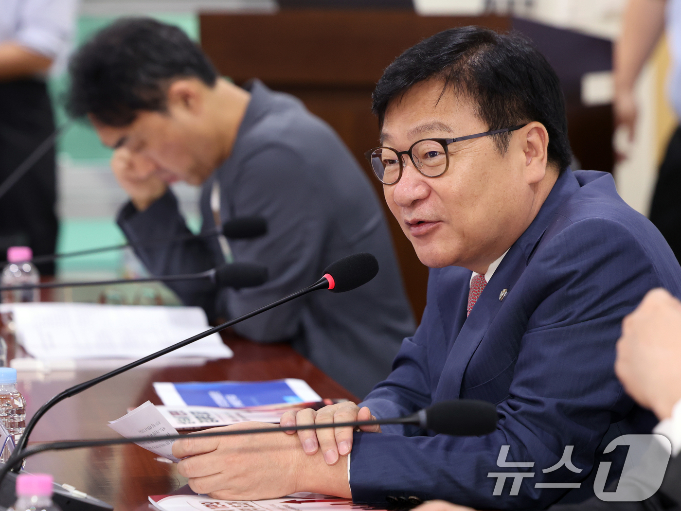 (서울=뉴스1) 황기선 기자 = 정점식 국민의힘 원내대표가 1일 오전 서울 여의도 국회 의원회관에서 열린 ‘상속세 개편의 경제적 효과’ 토론회에서 축사를 하고 있다.  2026.7 …