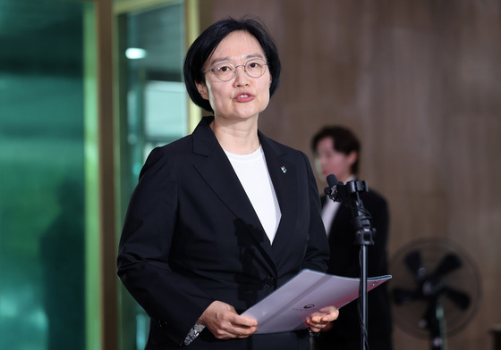 '총리 첫 출근' 한성숙 "성장의 과실 골목상권까지…국민 삶 나아지도록"