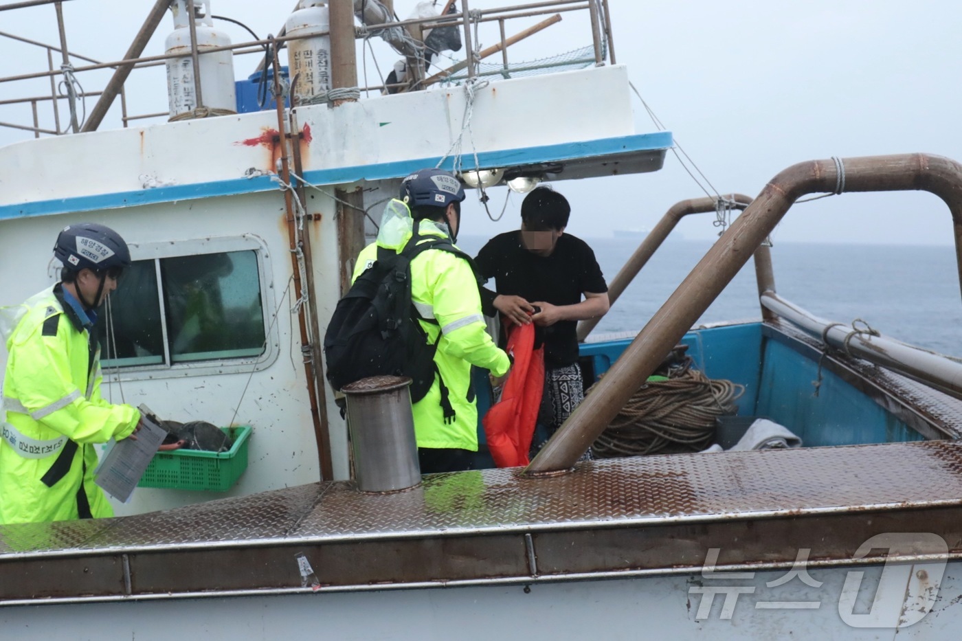(울산=뉴스1) 김세은 기자 = 1일 울산 동구 방어진항 일대 해상에서 해양경찰이 어선 선장에게 구명조끼 착용과 관련한 계도를 하고 있다.