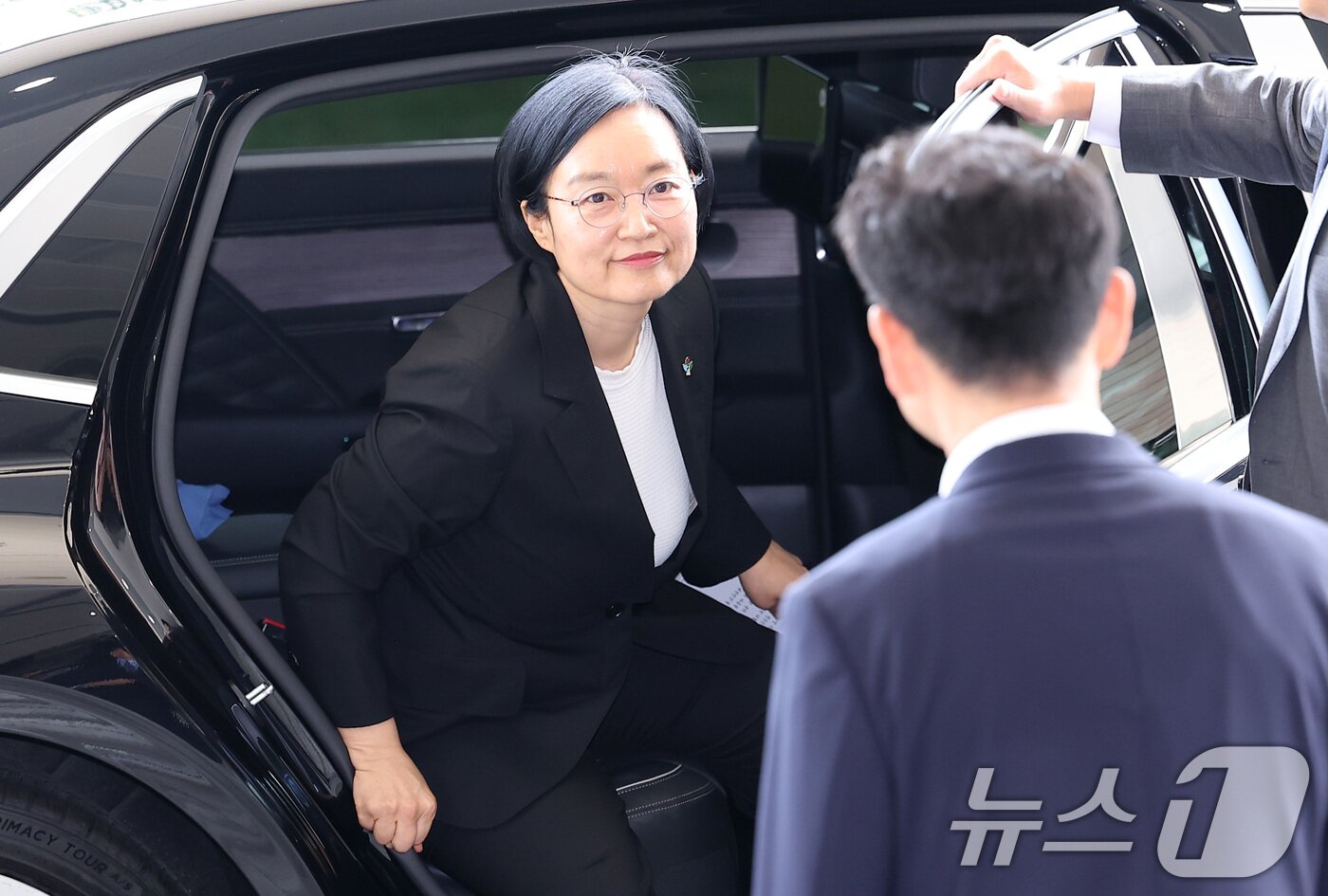 본문 이미지 - 한성숙 신임 국무총리가 1일 서울 종로구 정부서울청사에 첫 등청하고 있다. 2026.7.1 ⓒ 뉴스1 김성진 기자