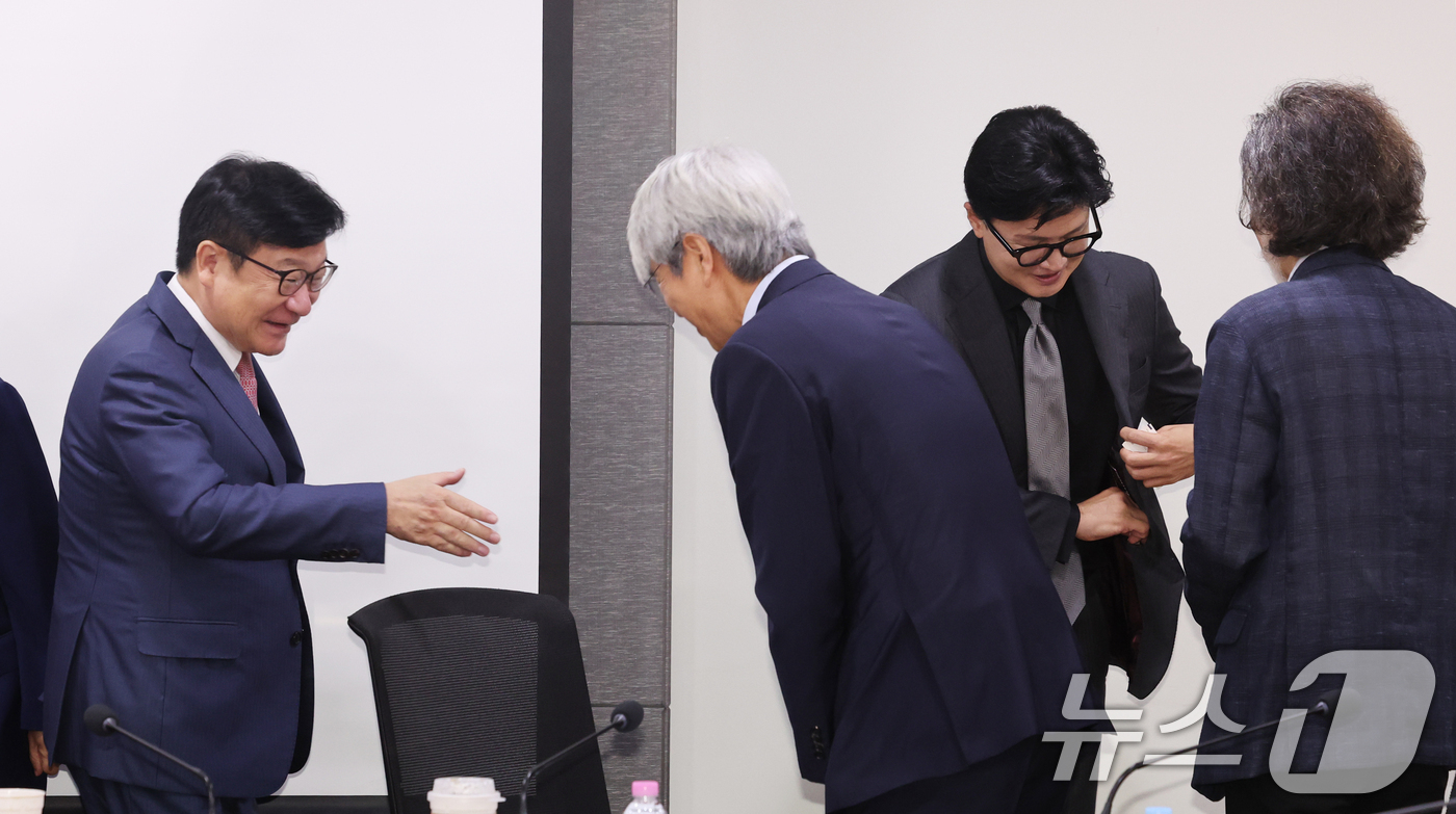 (서울=뉴스1) 황기선 기자 = 정점식 국민의힘 원내대표와 한동훈 무소속 의원이 1일 오전 서울 여의도 국회 의원회관에서 열린 ‘상속세 개편의 경제적 효과’ 토론회에서 기념촬영을 …