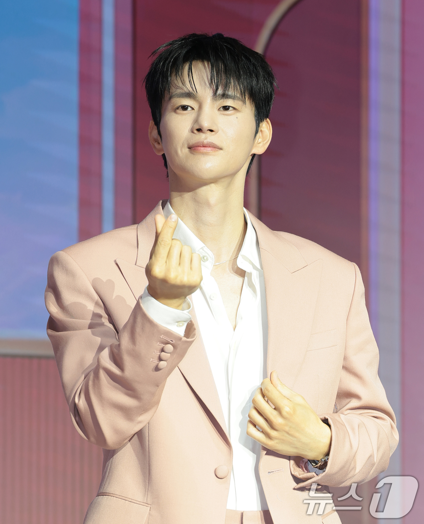 (서울=뉴스1) 권현진 기자 = 배우 서인국이 1일 서울 마포구 호텔 나루 서울 엠갤러리에서 열린 넷플릭스 예능 ‘모태솔로지만 연애는 하고 싶어’ 시즌2 제작발표회에서 포즈를 취하 …