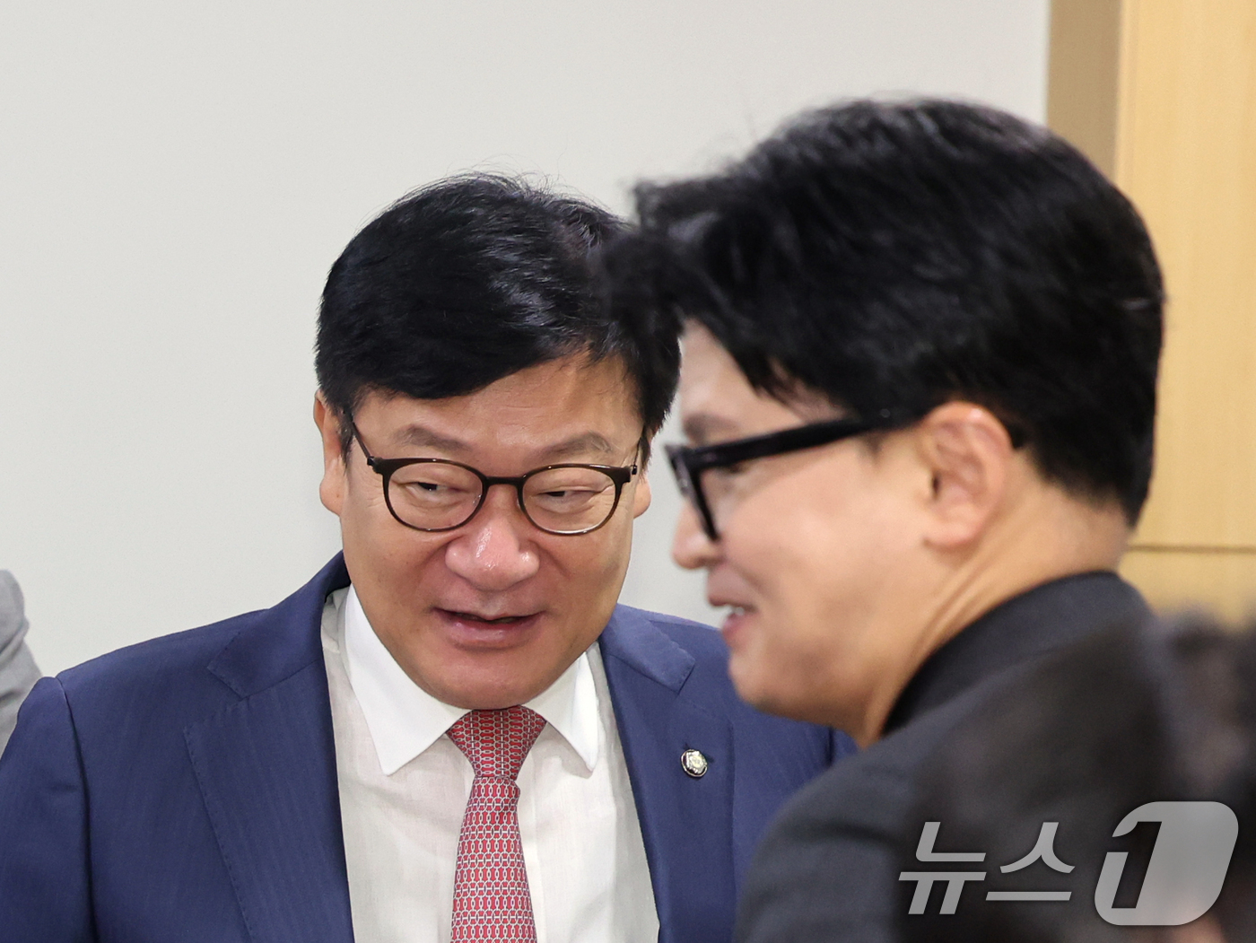 (서울=뉴스1) 황기선 기자 = 정점식 국민의힘 원내대표와 한동훈 무소속 의원이 1일 오전 서울 여의도 국회 의원회관에서 열린 ‘상속세 개편의 경제적 효과’ 토론회에서 기념촬영을 …