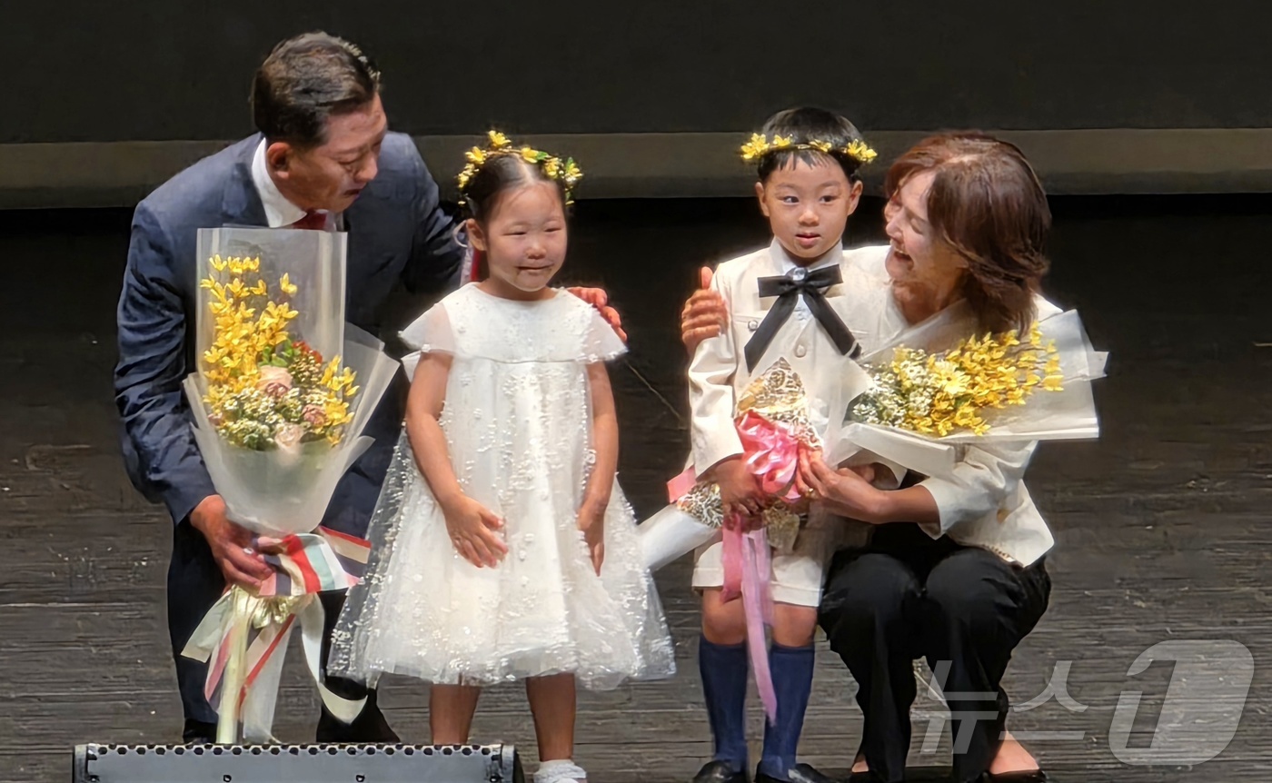 (구미=뉴스1) 정우용 기자 = 김장호 구미시장이 1일 경북 구미문화예술회관에서 열린 취임식에서 쌍둥이 어린이로부터 취임 축하 꽃다발을 받고 있다. 2026.7.1/뉴스1